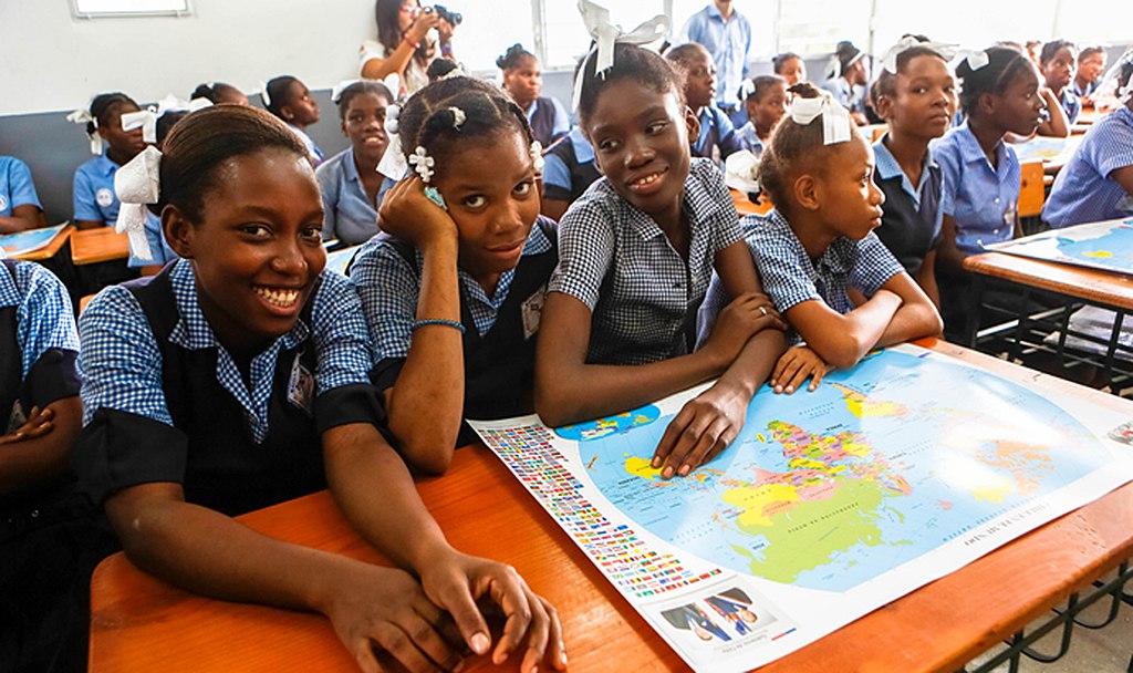 1024px-Niñas_de_la_Escuela_República_de_Chile_-_Haití