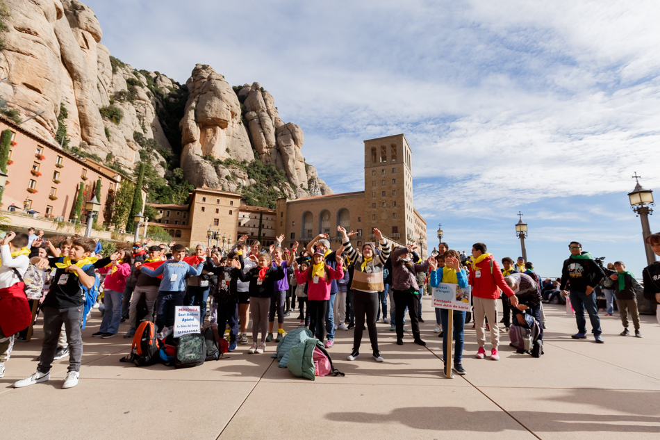 Grup de joves i infants arribat a Montserrat pel Tren Missioner I @Arquebisbat de Barcelona