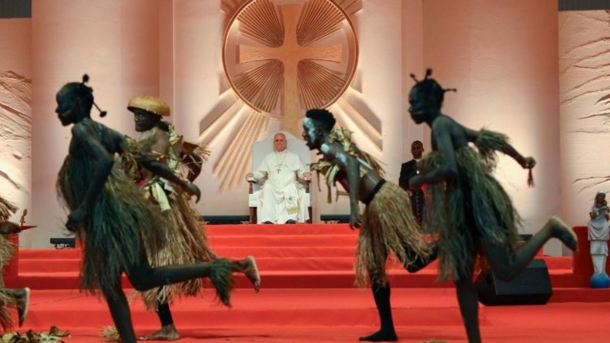 Un dels espectacles de color i llums a l'estadi de Bata I Vatican Media