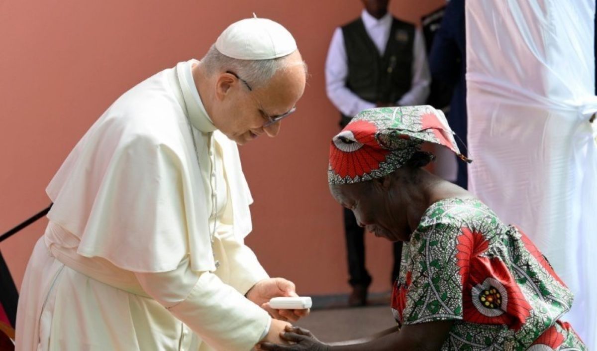 Lleó XIV visita residència persones grans a Saurimo I Vatican Media