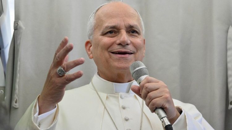 Lleó XIV contestant a les preguntes dels periodistes durant el vol I Vatican Media