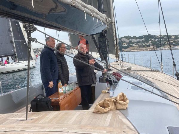 El cardenal Omella rep el vaixell ‘Bel Espoir’ a Marsella