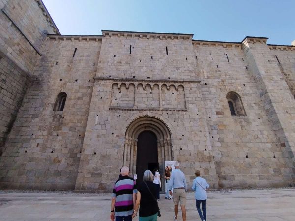 Grup de visitants descrobrint els racons amagats de la catedral de Santa Maria d'Urgell