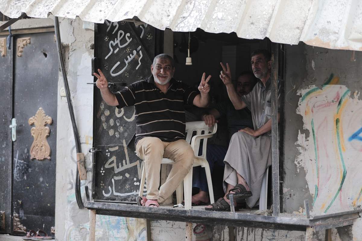 Dos homes a Gaza fent el símbol de la pau I Pixabay, @hosnysalah