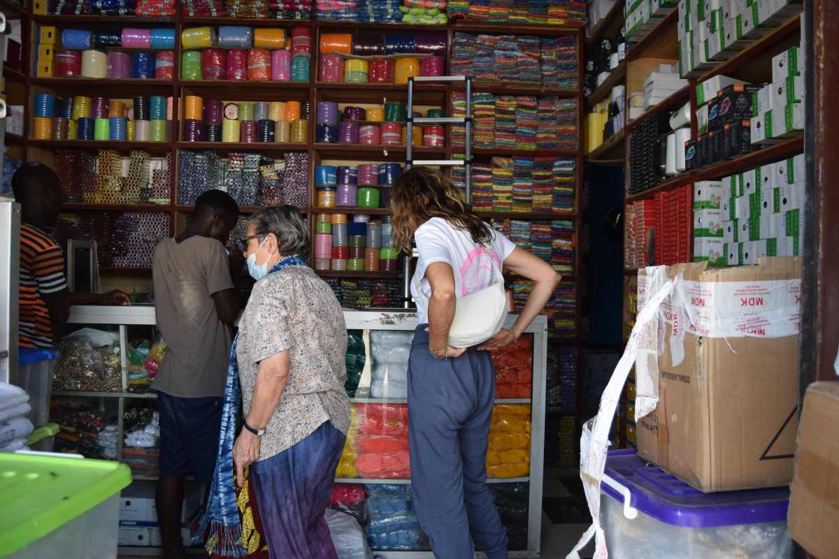 La gernama Regina, a les afores de Dakar, El Senegal, al taller de costura I Mans Unides