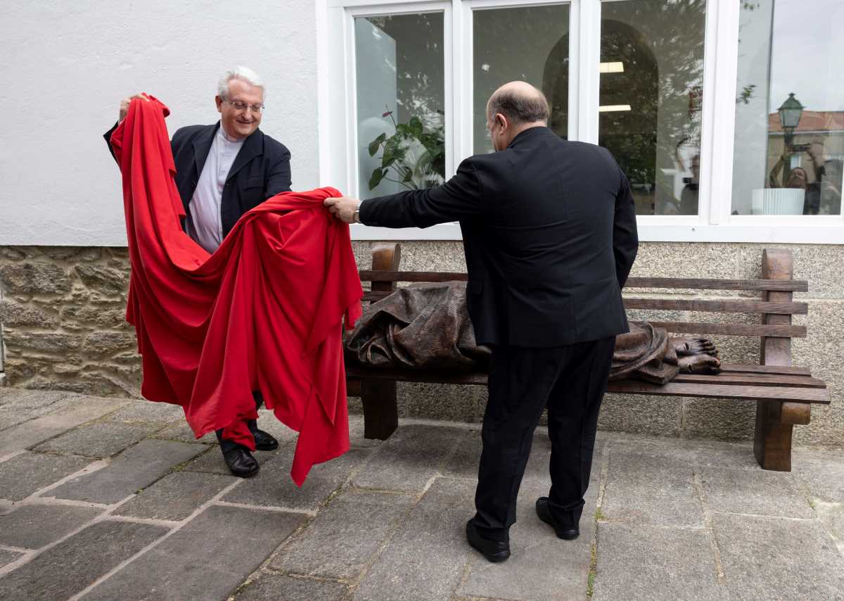 L’escultura Homeless Jesus (Jesús sense llar), de l’artista canadenc Timothy Schmalz, a l'Oficina d’Acollida al Pelegrí de la Catedral de Santiago I La Machi