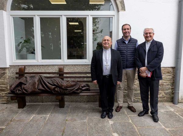 L’escultura Homeless Jesus (Jesús sense llar), de l’artista canadenc Timothy Schmalz, a l'Oficina d’Acollida al Pelegrí de la Catedral de Santiago I La Machi