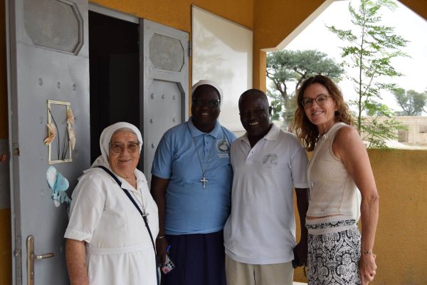Mireia Anguerri amb la germana Hortensia i altres voluntaris a El Senegal I @Mans Unides