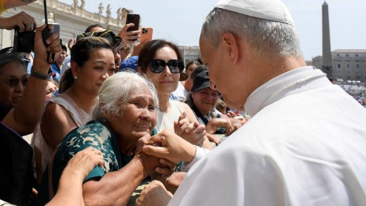 El Papa saluda a una persona gran durant la missa del Jubileu de les Famílies, els Infants i els Avis i Persones grans I VaticanMedia