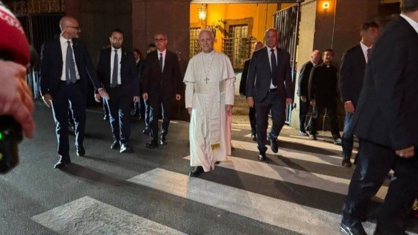 El papa Lleó XIV respon les preguntes dels periodistes a la sortida de Castel Gandolfo