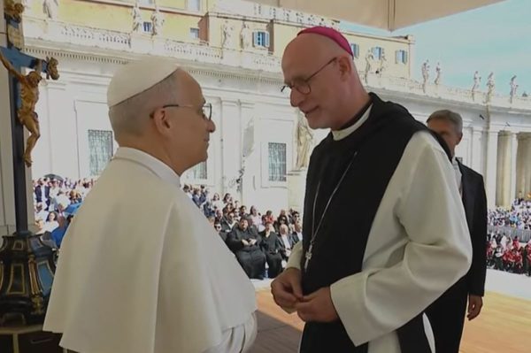 El bisbe de Girona, Fra Octavi, saluda al papa Lleó XIV I Vatican Media