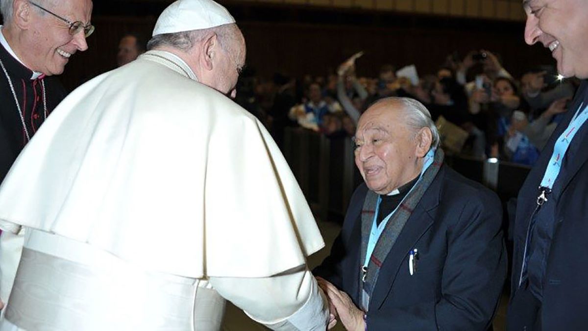 AgrnciaFlama_Papa-saluda-a-Gustavo-Gutiérrez_LMC