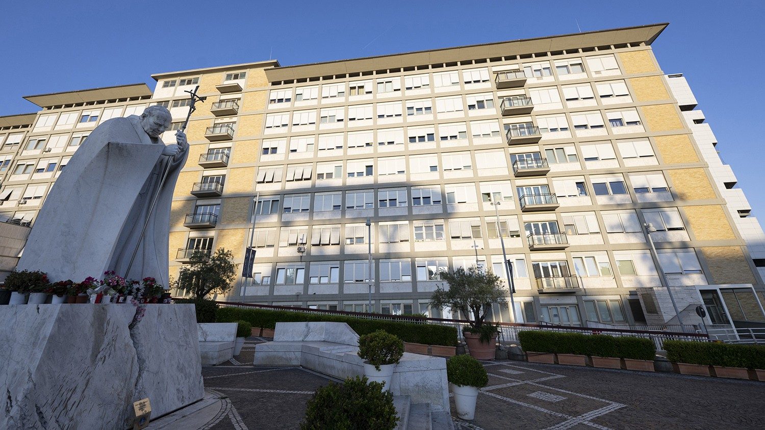 El papa Francesc passa una primera “nit tranquil·la” a l’hospital i evoluciona favorablement després de l’operació abdominal