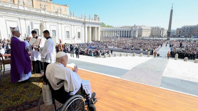 Francisco-bendice-fieles-San-Pedro_2767833207_17654074_660x371