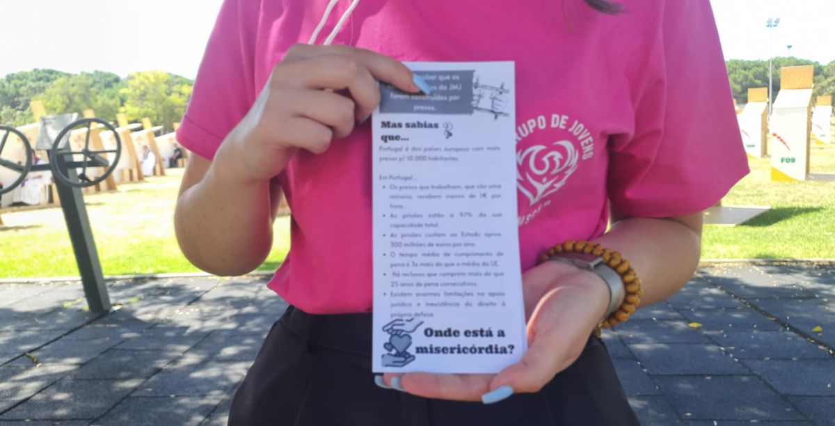Grupo-de-jovens-Renascer-na-JMJ-Lisboa-2023.-Foto-©-Clara-Raimundo-3