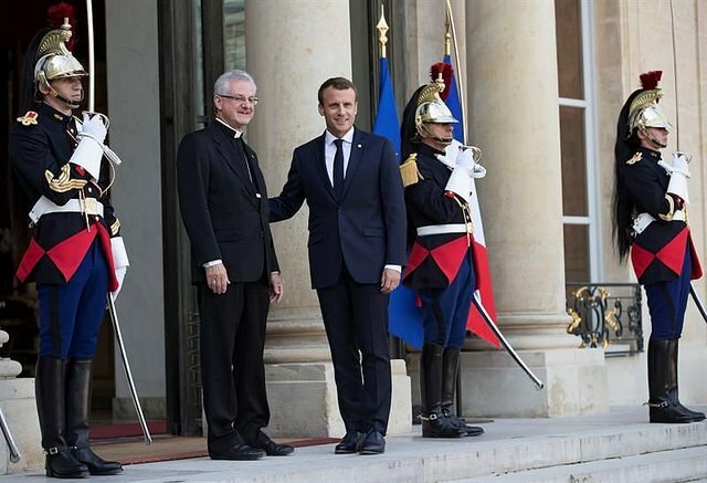 Macron-Vives-Eliseo_1949215154_12452229_640x437