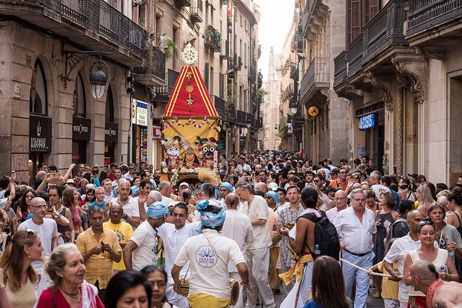 Les festes religioses al carrer són un aparador per a moltes religions a Barcelona. 