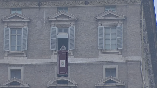 Papa-balcon-apostolico-manana-lluviosa_2740535929_17493289_660x371