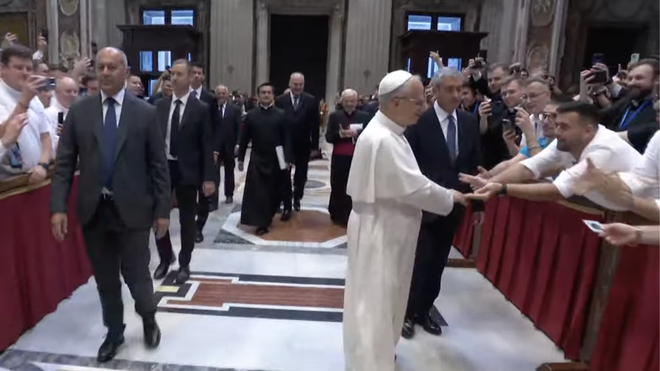 Papa-saluda-seminaristas-San-Pedro_2791530828_17799164_660x371