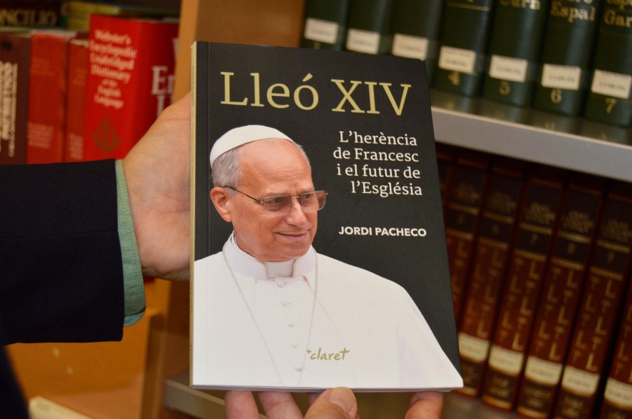 El primer llibre en català sobre Lleó XIV. | Foto: 'Flama'