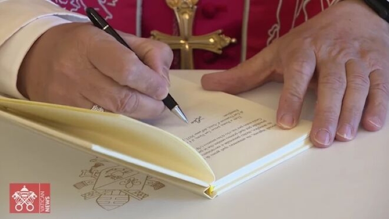 Lleó XIV signant Dilexi te