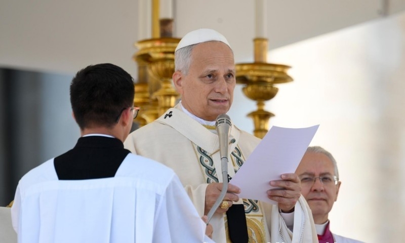 El papa Lleó, durant el res de l'Àngelus.