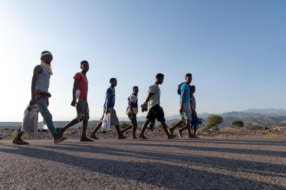 Un grup d'immigrants caminen junts a Tadjoura, Djibouti.  | Foto: OIM - Alexander Bee