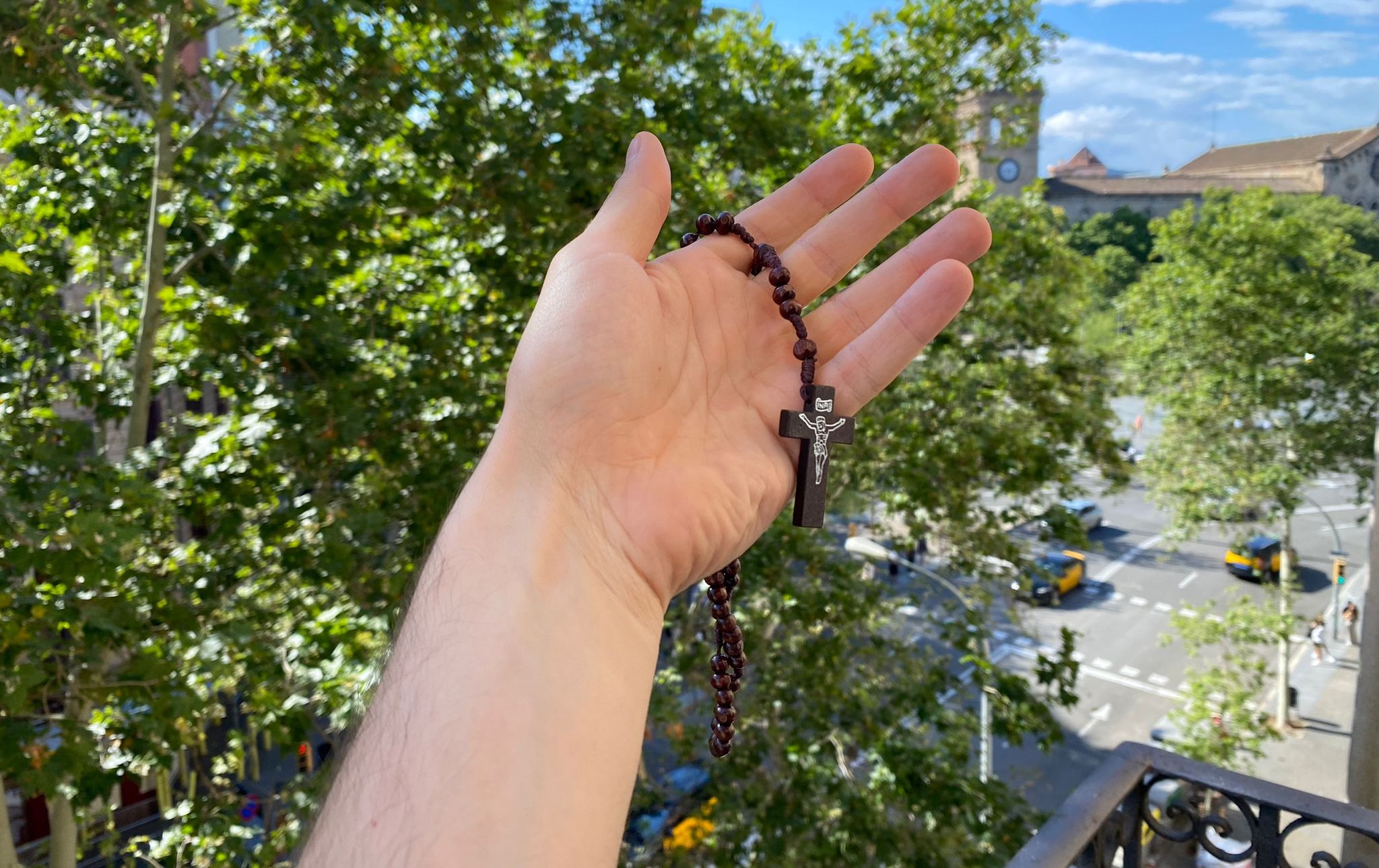 Una mà sostenint un rosari, en un habitatge del centre de Barcelona. | Cedida