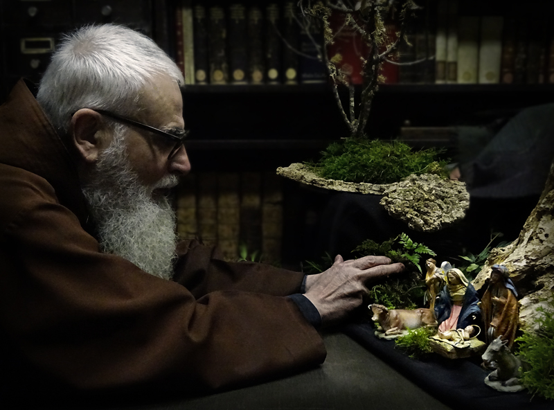w © Norbertfoto. Fra Valentí fent pessebre (1)